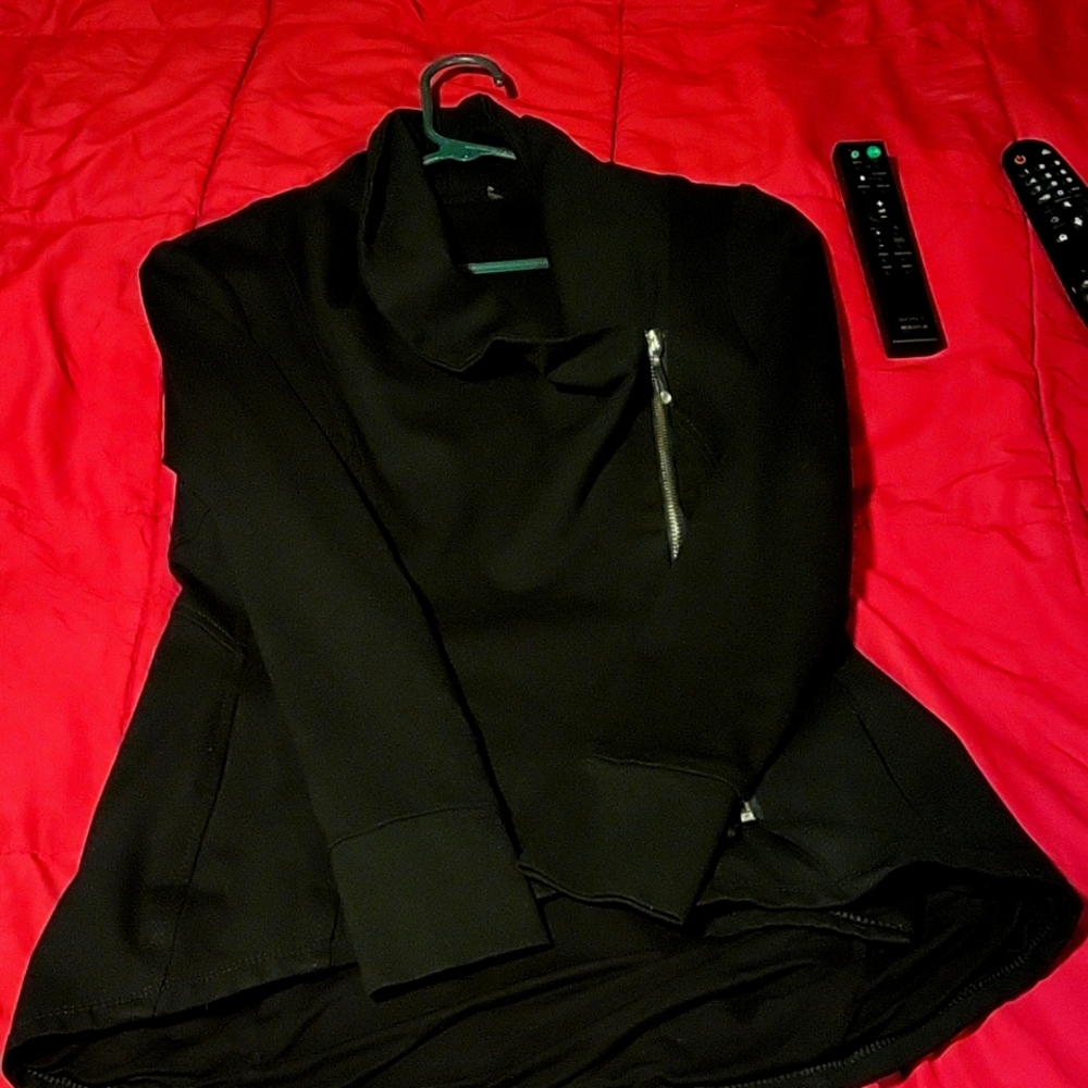 Like new side zip form fitting light coat.